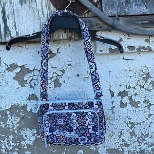 Vera Bradley floral pattern and adjustable straps bag. 💕
